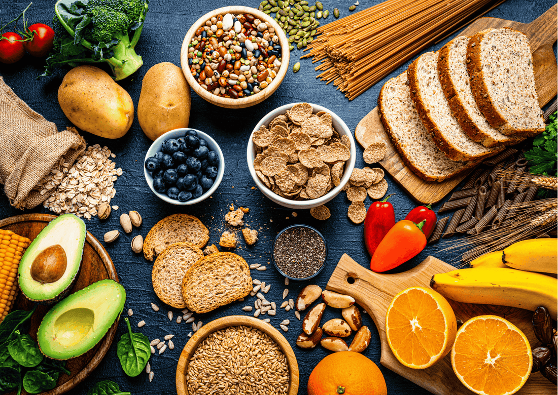 Gesunde ballaststoffreiche Ernährung mit Vollkornprodukten, Hülsenfrüchten und frischem Obst