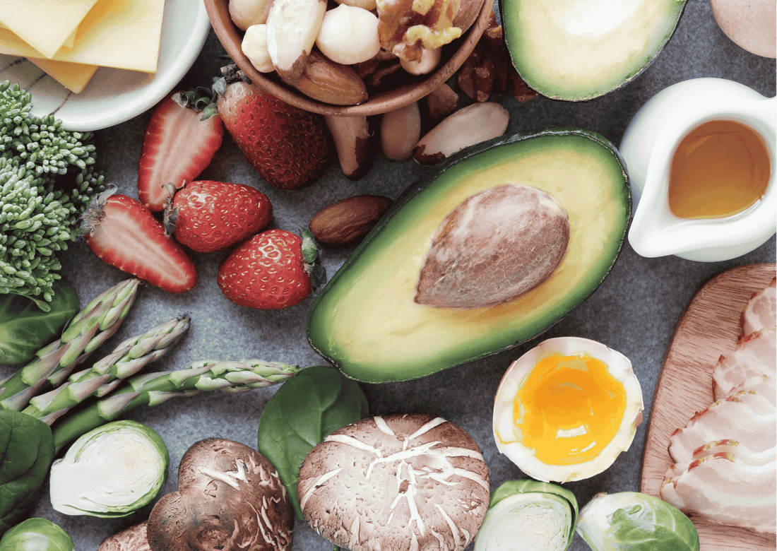 Frische Avocado, Erdbeeren, Nüsse und Gemüse als Beispiel für klimafreundliche Ernährung, gesund und ausgewogen