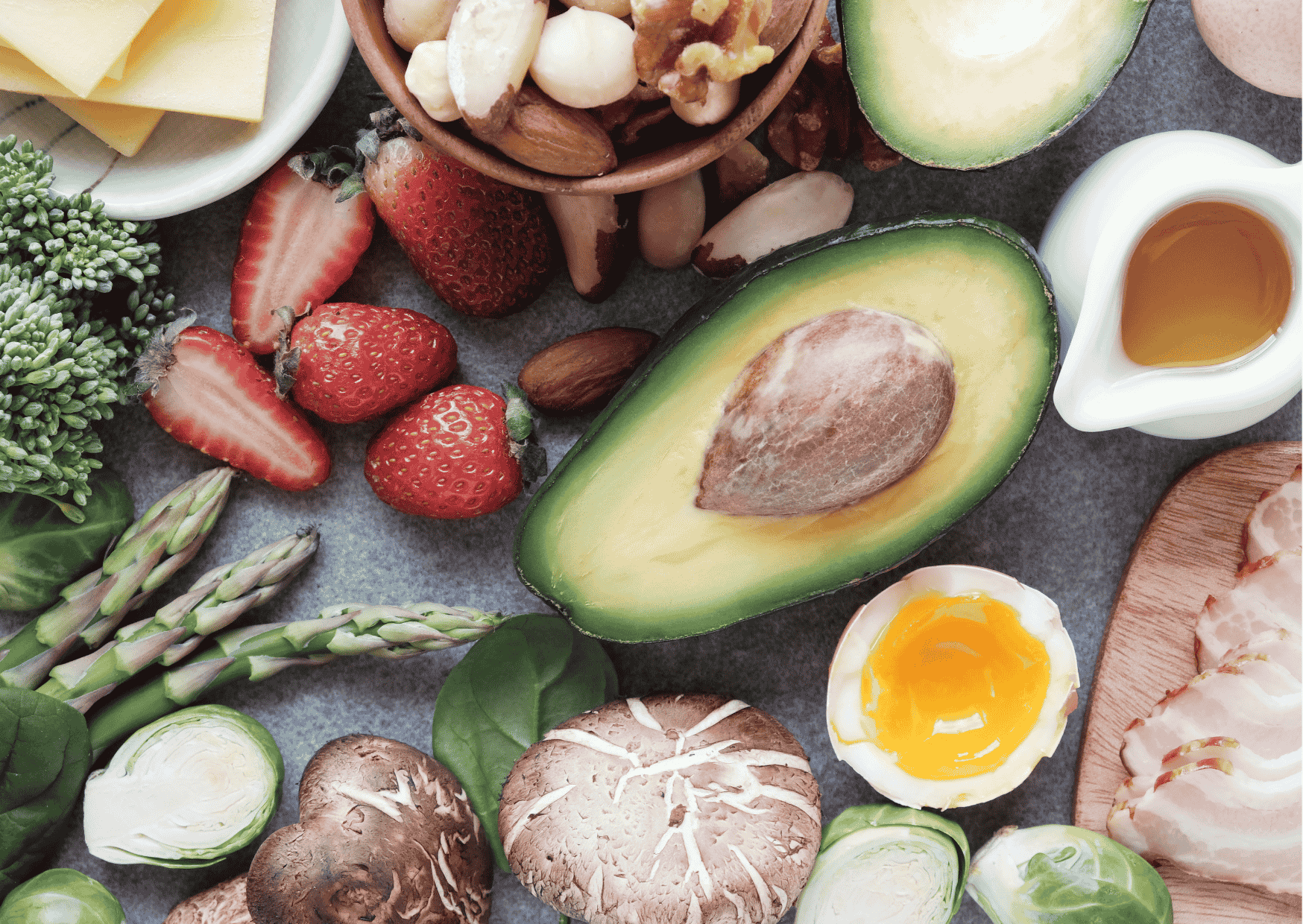 Frische Avocado, Erdbeeren, Nüsse und Gemüse als Beispiel für klimafreundliche Ernährung, gesund und ausgewogen