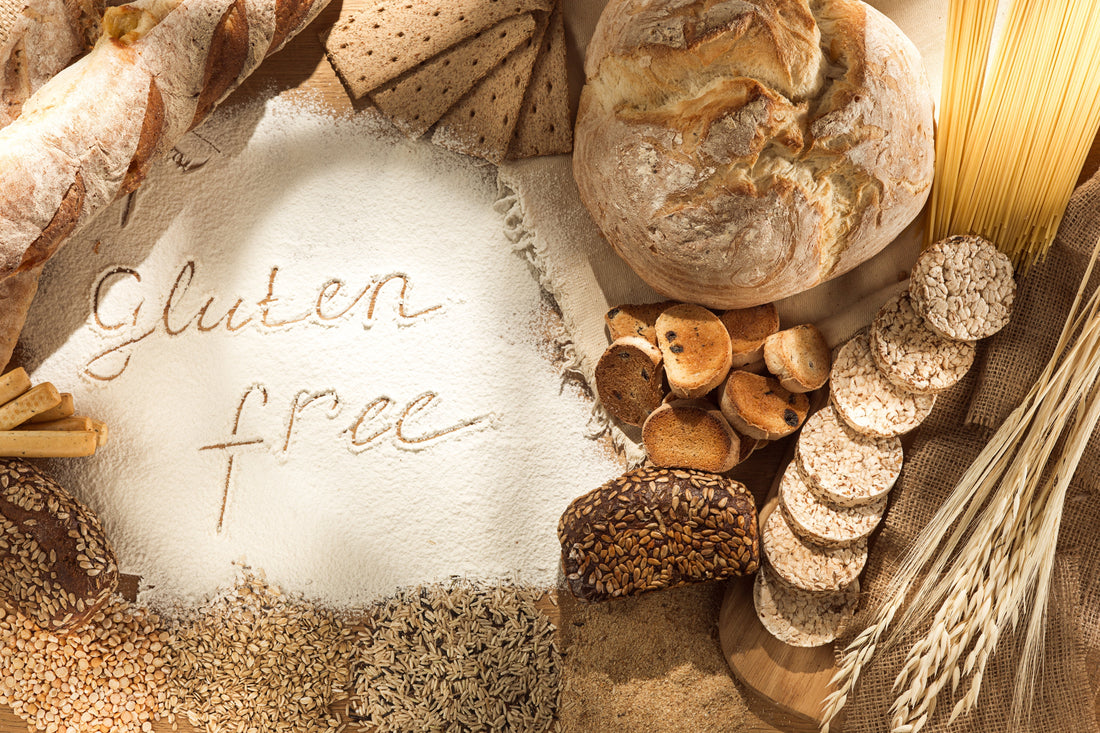 Glutenfreie Backzutaten und Brotsorten mit Mehlaufschrift gluten free; Auswahl an Getreide, Brot und Gebäck