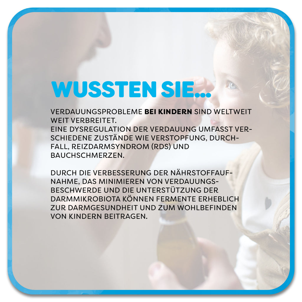 Auf dem Bild: Mann gibt Kleinkind Saft auf einem Löffel. Im Vordergrund steht ein Textfeld mit der Überschrift ‚Wussten Sie…‘ in blauer Schrift. Darunter steht: Verdauungsprobleme bei Kindern sind weltweit weit verbreitet. Durch die Verbesserung der Nährstoffaufnahme, das Minimieren von Verdauungsbeschwerde und die Unterstützung der Darmmikrobiota können Fermente erheblich zur Darmgesundheit und zum Wohlbefinden von Kindern beitragen.
