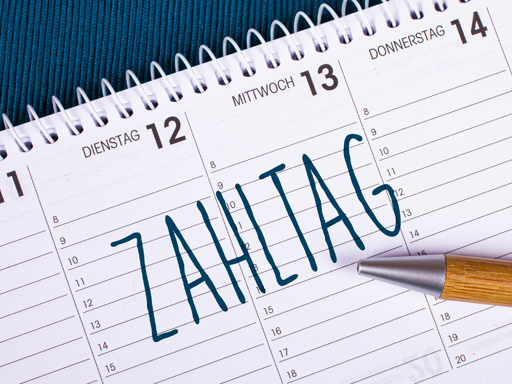 Begriff Zahltag in Blau auf Kalenderblatt geschrieben