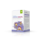 Produktbild schräge Ansicht von Lactobact JUNIOR DROPS 180 Drops mit lilafarbenem Aquarell Wasserfleck und 3 Karikaturen mit freundlichen Gesichtern und rosa Cappys auf der Verpackung.