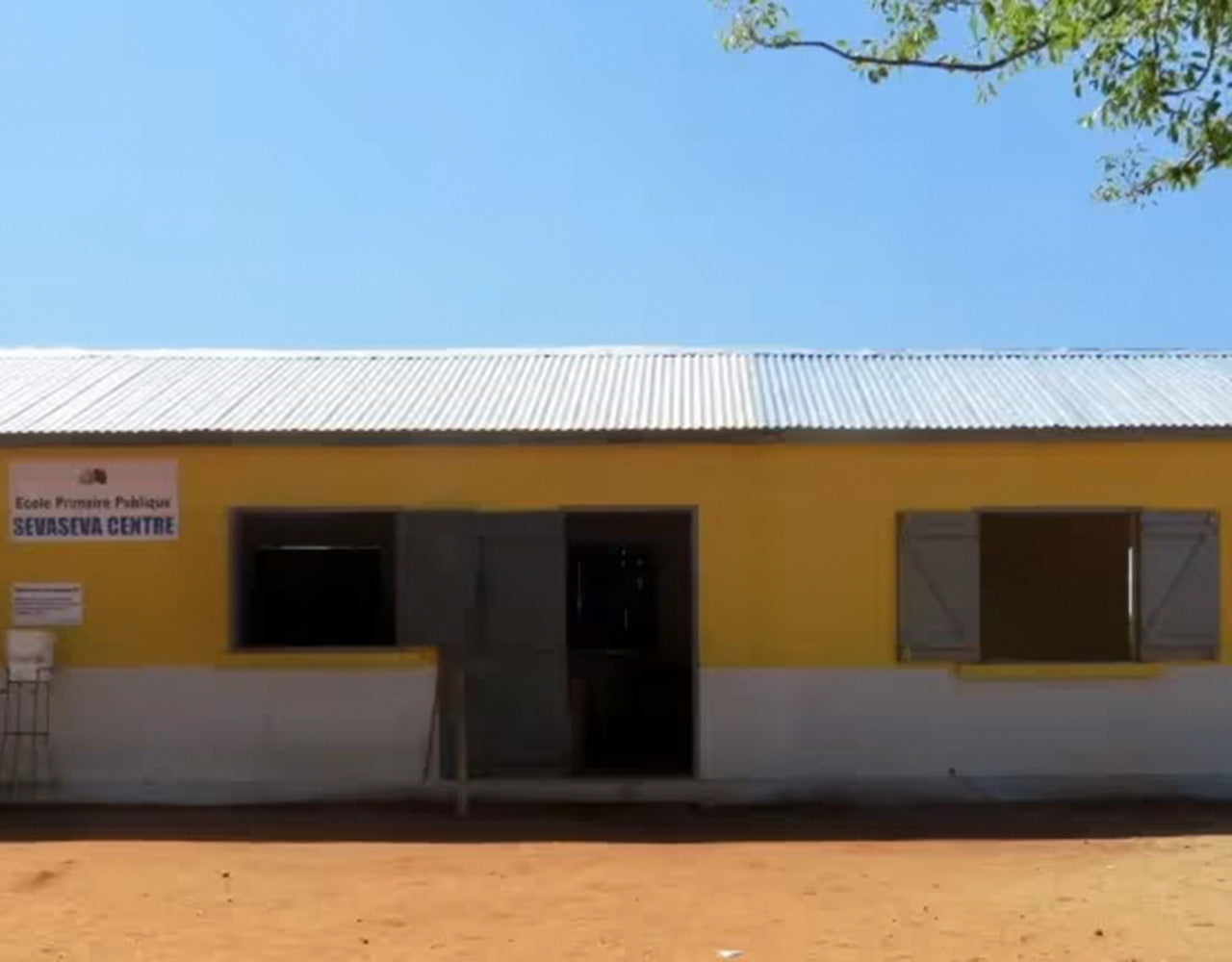 Schule mit gelb-weißer Außenwand in Madagaskar