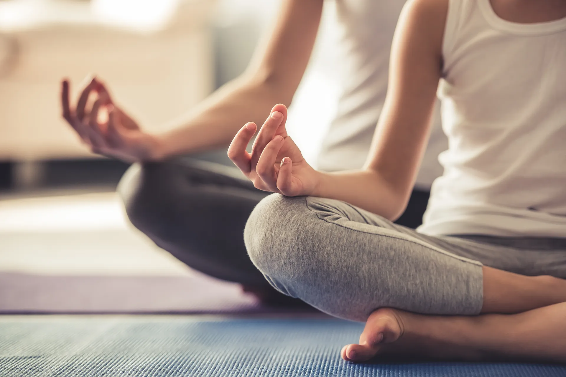 Zwei Frauen in Joga Position 