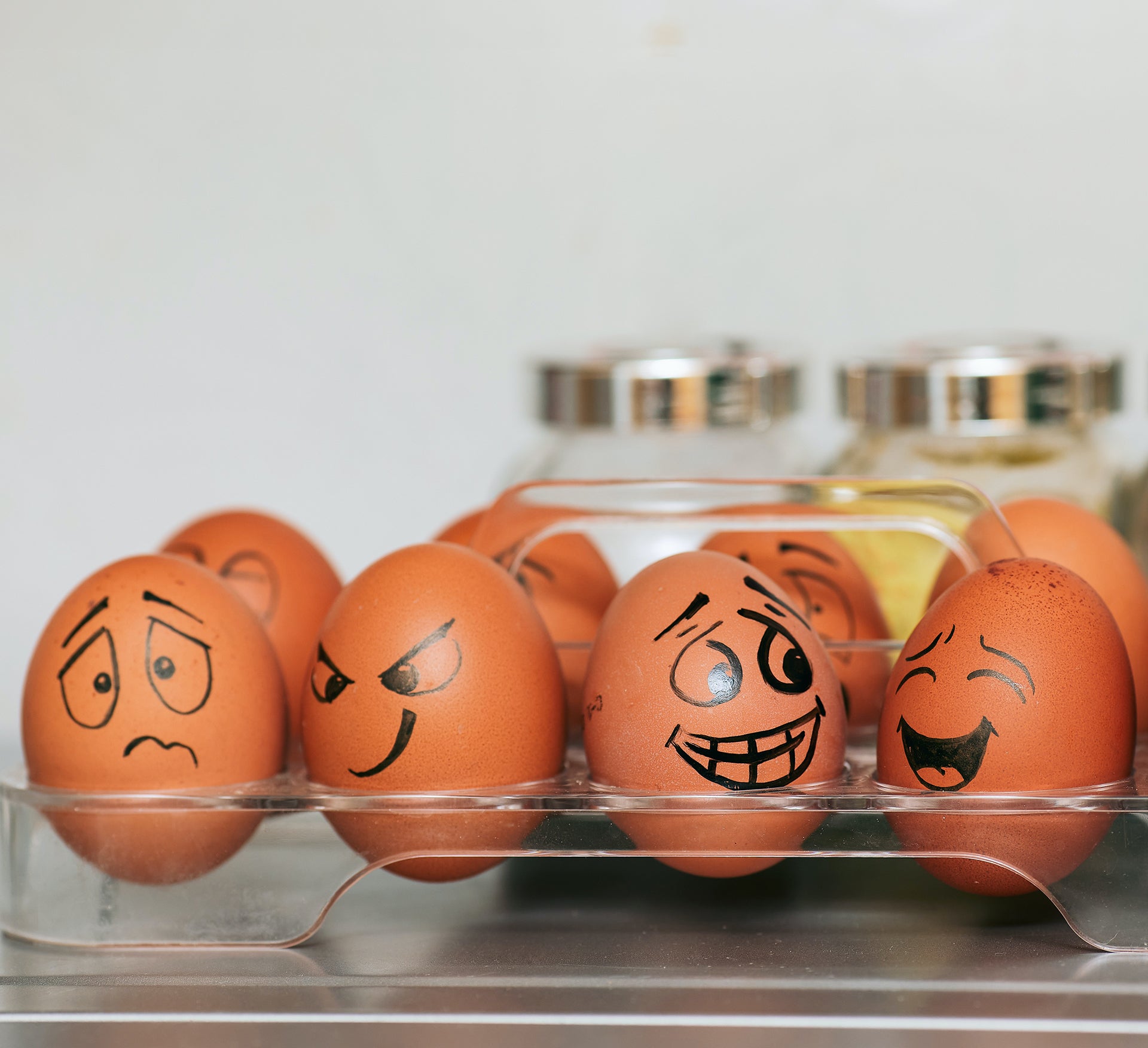 Eier mit aufgemalten Gesichtern