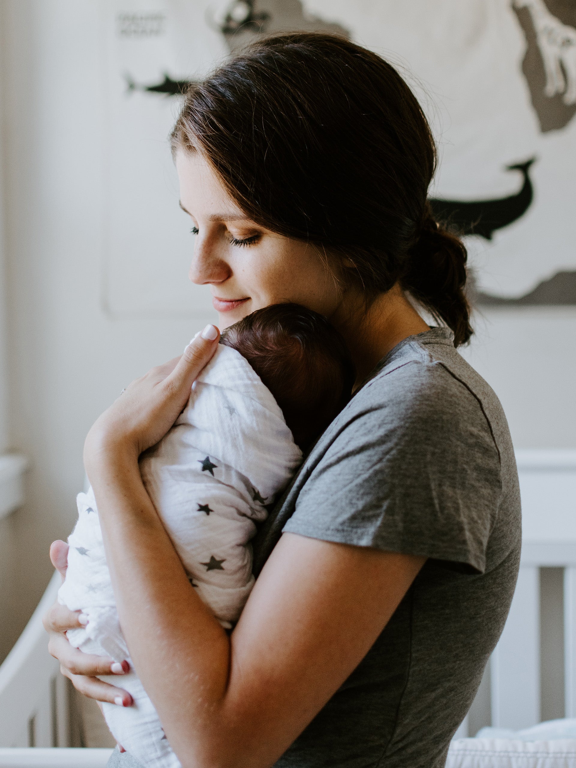 Mutter drückt ihr Baby an sich